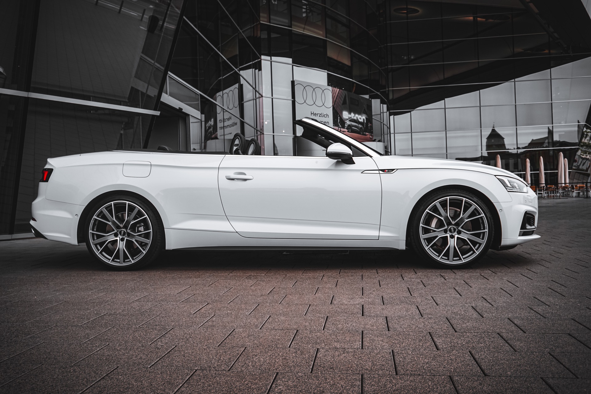 Das 2019 Audi A5 Cabriolet. In Szene gesetzt vor dem Audi Forum Neckarsulm.